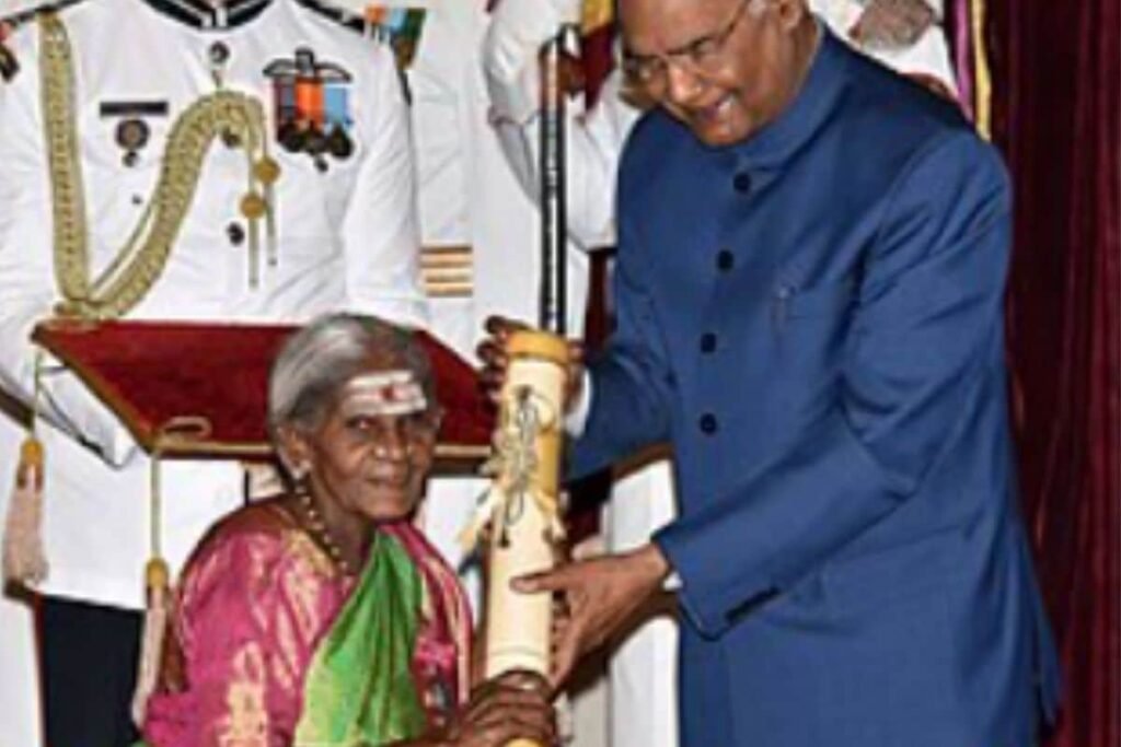 इस तस्वीर में सालुमरदा तिम्मक्का, पूर्व राष्ट्रपति (श्री) कोविंद जी से पुरस्कार ग्रहण करते हुए दिखाई दे रही हैं।